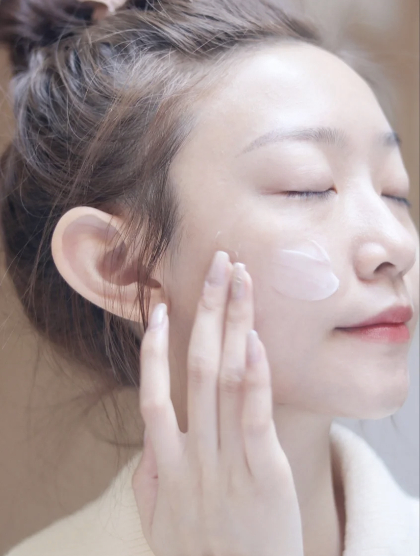 长期熬夜导致肌肤暗沉干燥的肌肤,使用这套荷包蛋护肤法绝对可以看见明显效果!