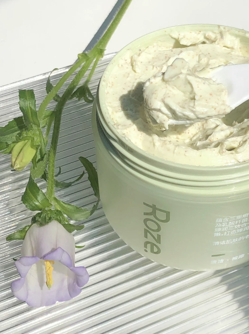 它既是磨砂膏也是沐浴露和身体乳,拥有三合一的功效CP值真的太高了!