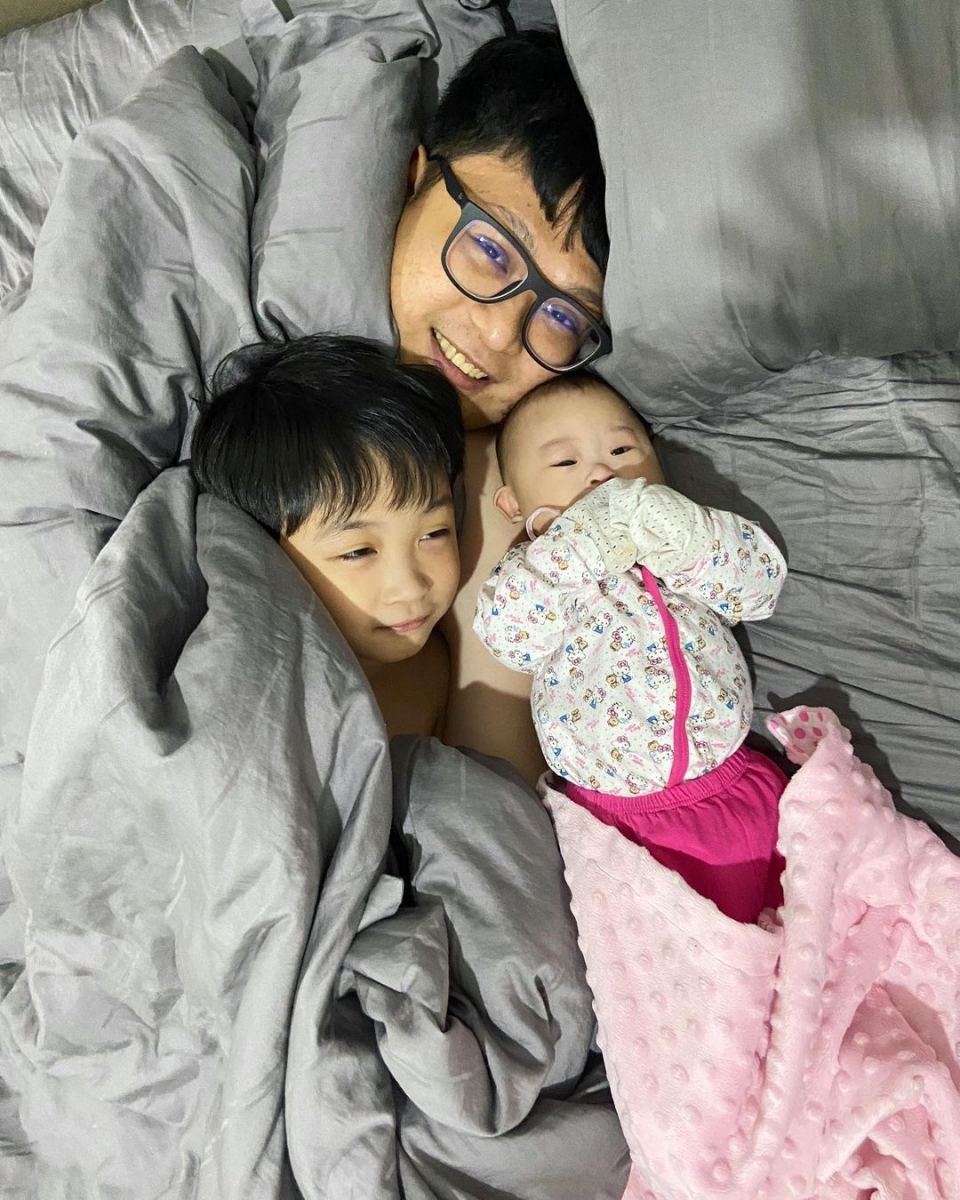 然充满醋意的表情,但还是满怀期待着妹妹的降生