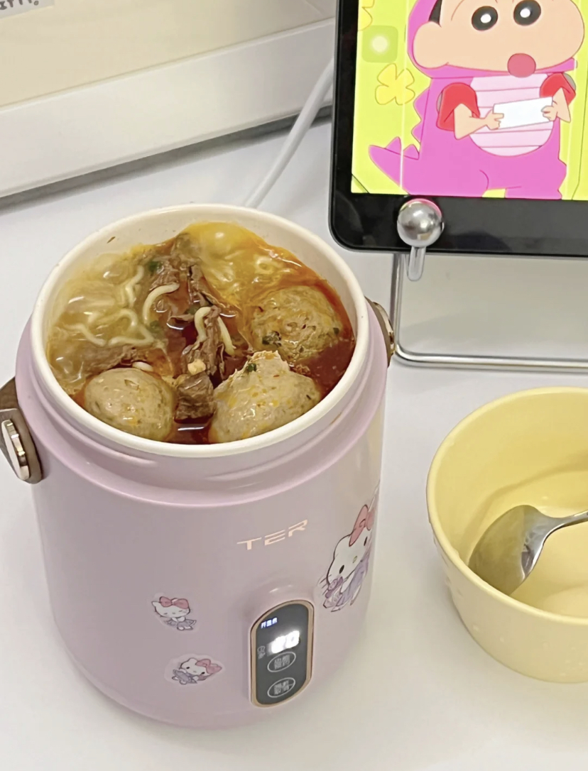 容量刚好适合一人食的分量,加上所有材料后按一键就会开始煮啦~