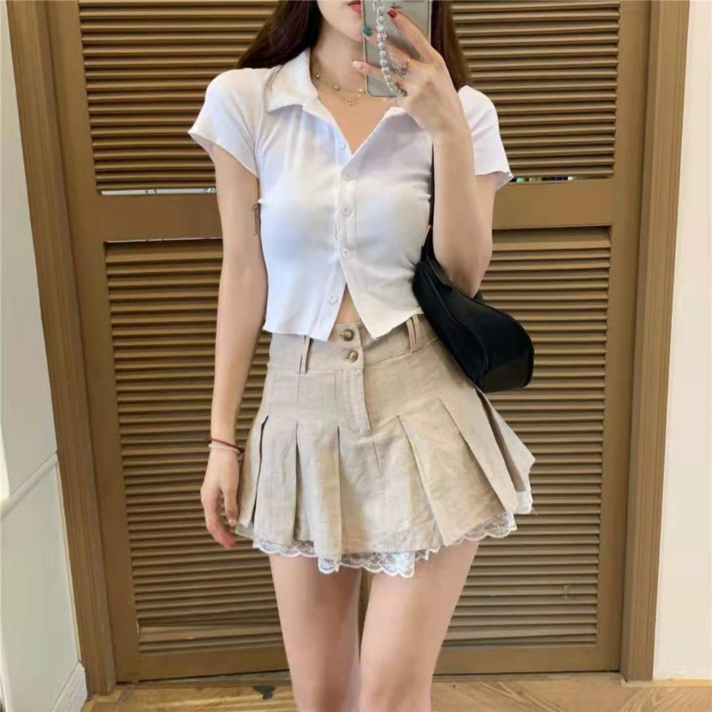 白色短款Polo T恤会露出腰线更显瘦，搭配卡其色蕾丝短裙太有少女感了