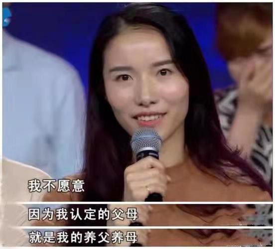 即便主持人试图劝说她，但她毅然决然回答「我不愿意」。