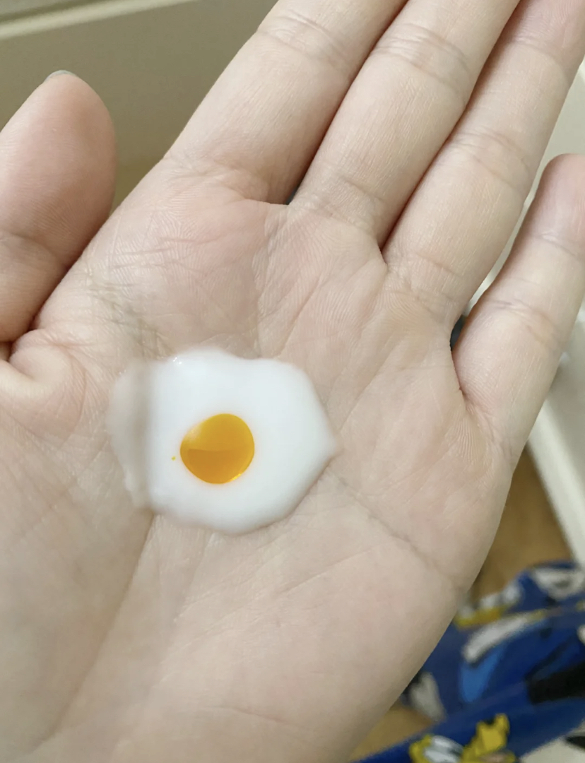 日常洗好脸后先上一层爽肤水,再调配两滴乳液搭配一滴精华油,就完成像荷包蛋一样的形状啦!