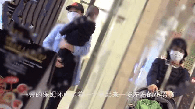 更有媒体拍到白百何手里推着一辆婴儿车,保姆的怀中则抱着一名小宝宝的画面。