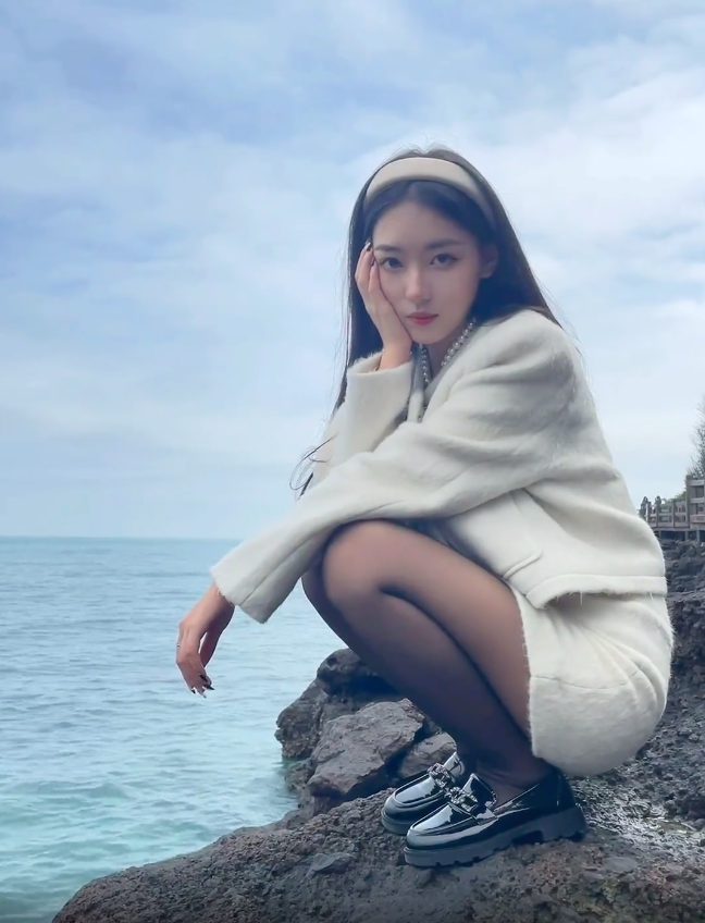 而救人心切的谭媛,也跟着跳了下去,却因救人溺水不幸去世,最终双双离世。