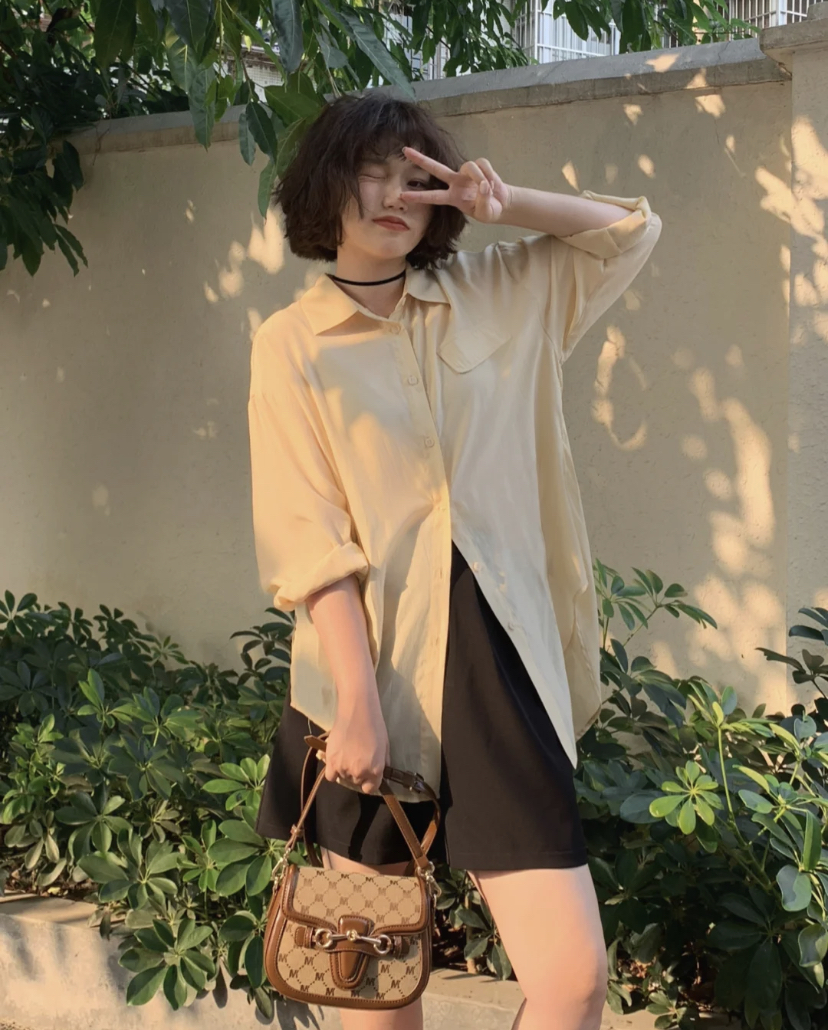 想要尝试更简约随性的穿搭,一定要选衬衫搭配西装短裤!这样穿真的要有韩范啦!