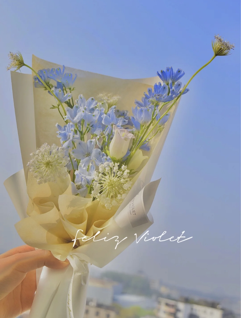 蓝色的花材真的非常稀有,所以送一束蓝色的花束真的非常特别~