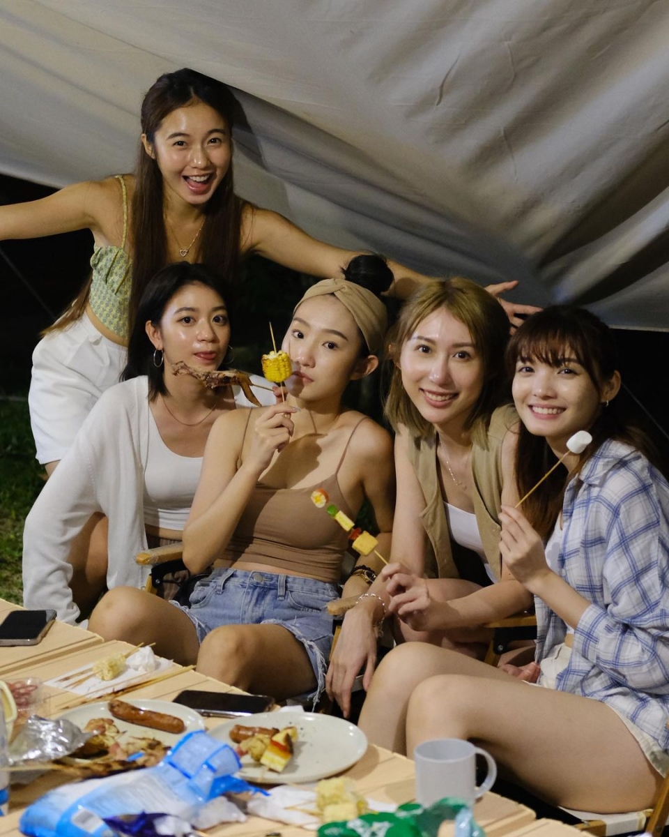 在这个绿意盈然的景色包围下当然少不了打卡和大家留个纪念