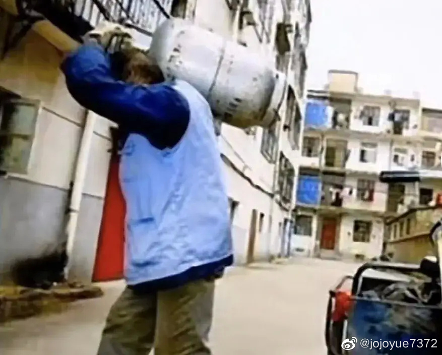 父亲为了给女儿提供学费和生活费，在扛煤气罐之余还打了几份零工，希望能多挣些钱养家。