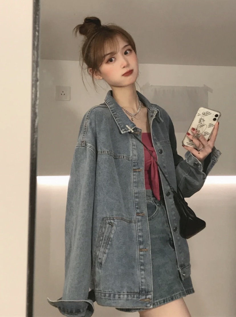 牛仔外套带有着复古和街头风,用来搭配长裙、半身裙和长裤都可以,基本上对微胖女生非常友好!