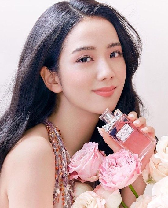 将香水喷在衣服或裙摆上更留香,走每一步都会散发着自然的香味,就像是沐浴露发出的清新香味