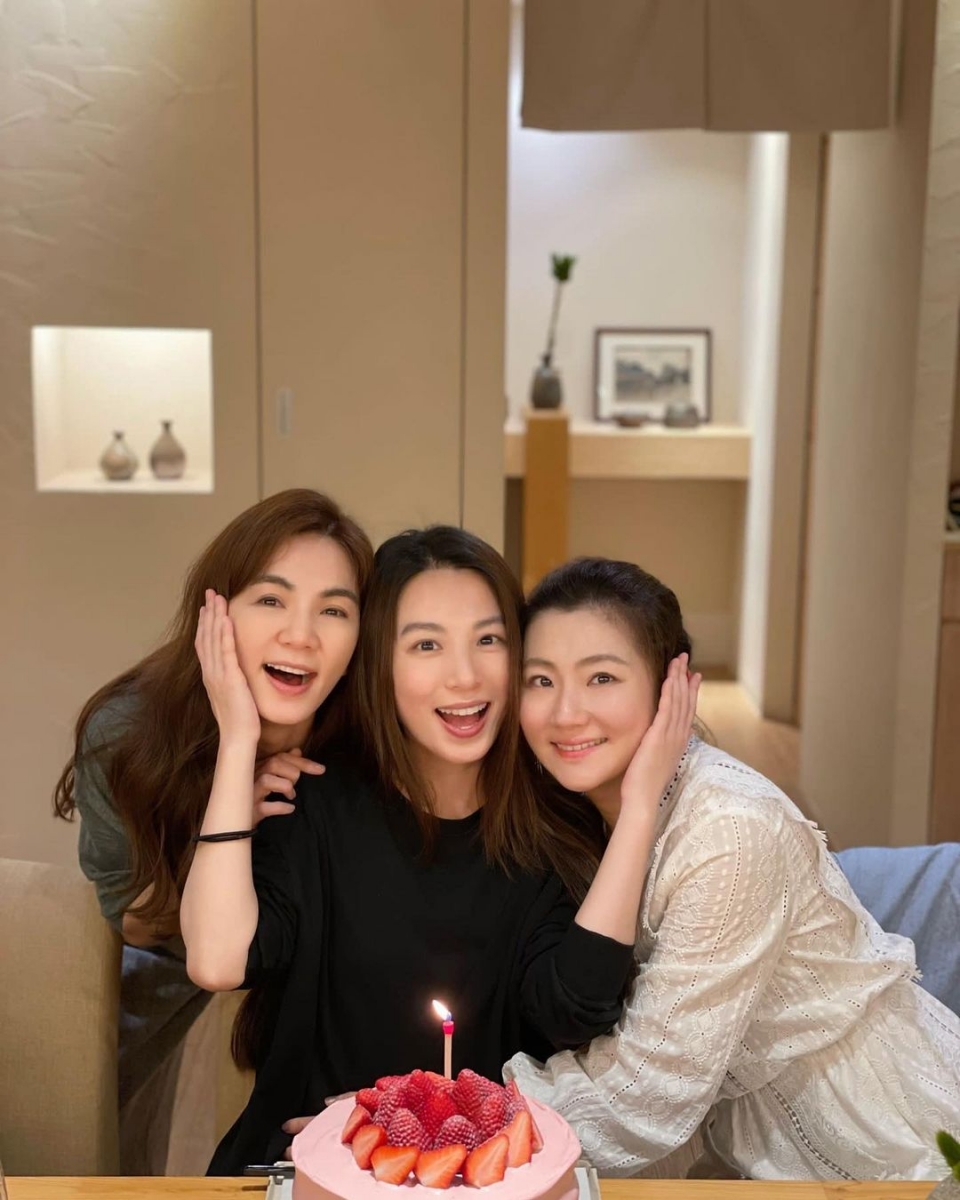 三人亲如姐妹的好感情也是众所周知的事情!