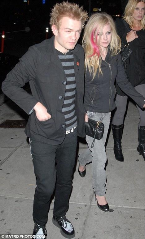 艾薇儿的第一任老公是乐队主唱Deryck Whibley,两人也是圈内的金童玉女。