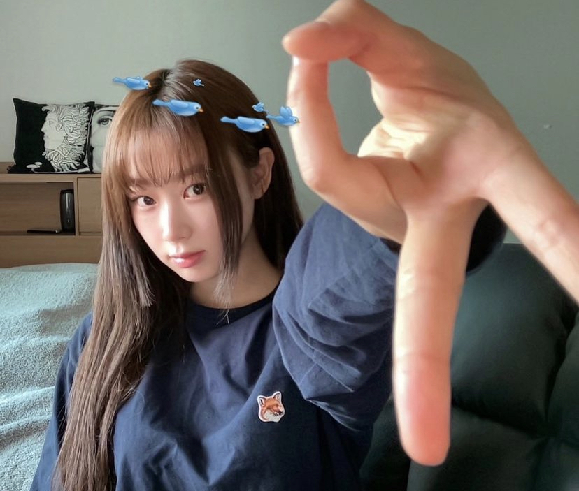 aespa日本成员Giselle也大爱这个手势，在近期更新的自拍中都比了gyaru peace手势！