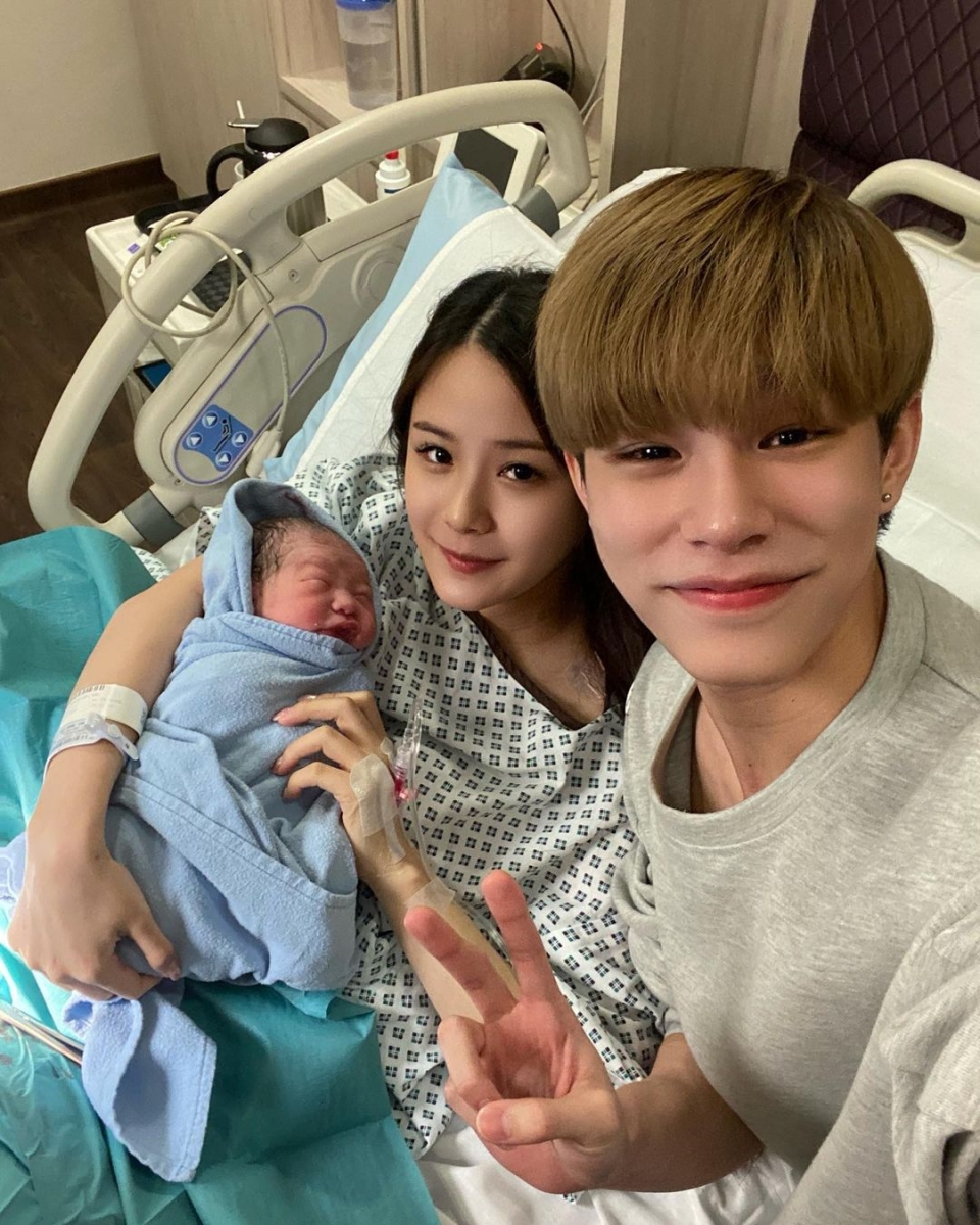 Harry Pang 和 Jing En 分别在社交媒体上分享当新手爸妈的喜悦