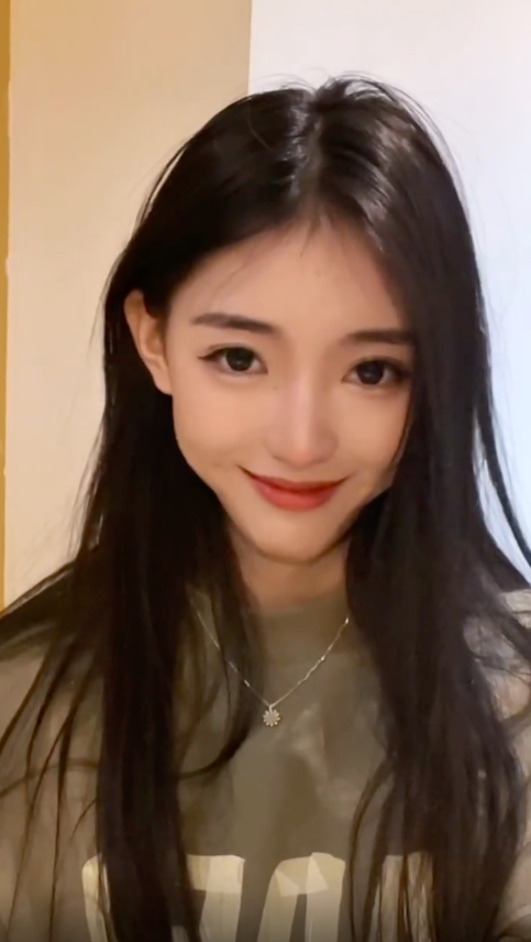 而善良的谭媛也没有拒绝这个请求,于是便和对方一起去劝说试图做傻事的前任。