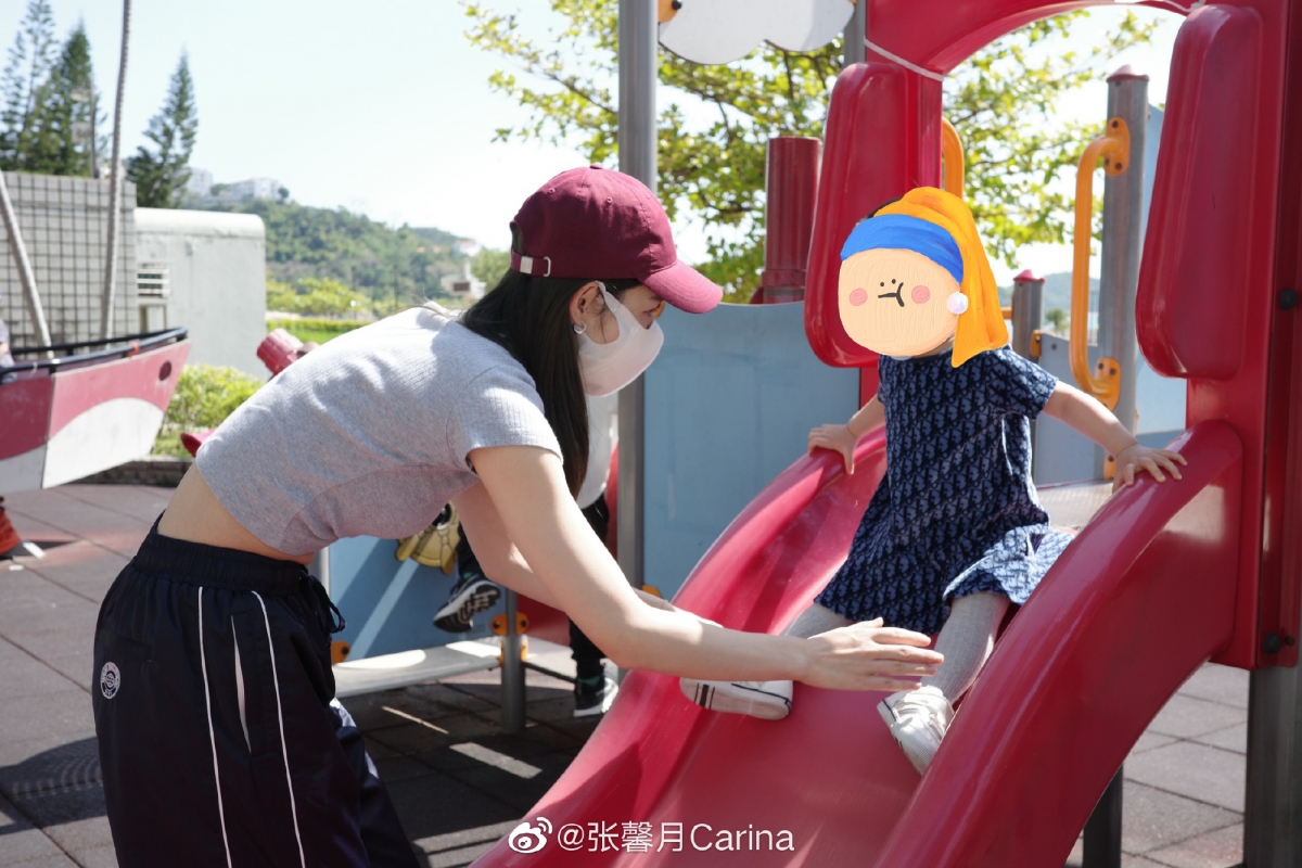 虽然老公和女儿都没有露出正面，但有网友看后留言「格格脑门好大，听说脑门大聪明」