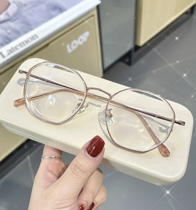 镜框颜色是少女心满满的粉色系，戴上后真的超减龄还显脸小哦！