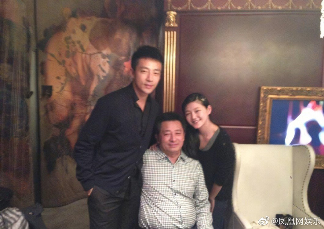 不少网友留言表示「这是要跟大S平分秋色吧。你找个20年前的,我找个30年前的。老娘更狠。」