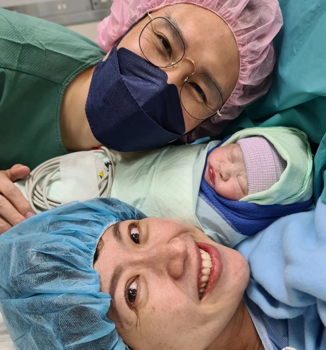 在29日那天,萧慧敏就在社交媒体上发文报喜,平安诞下宝宝"小绵羊" 啦~