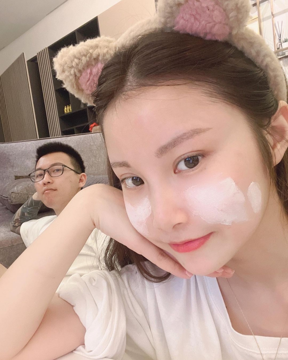 此外,也有网友提问不知道Mona有时候会不会觉得Charles配不上她。