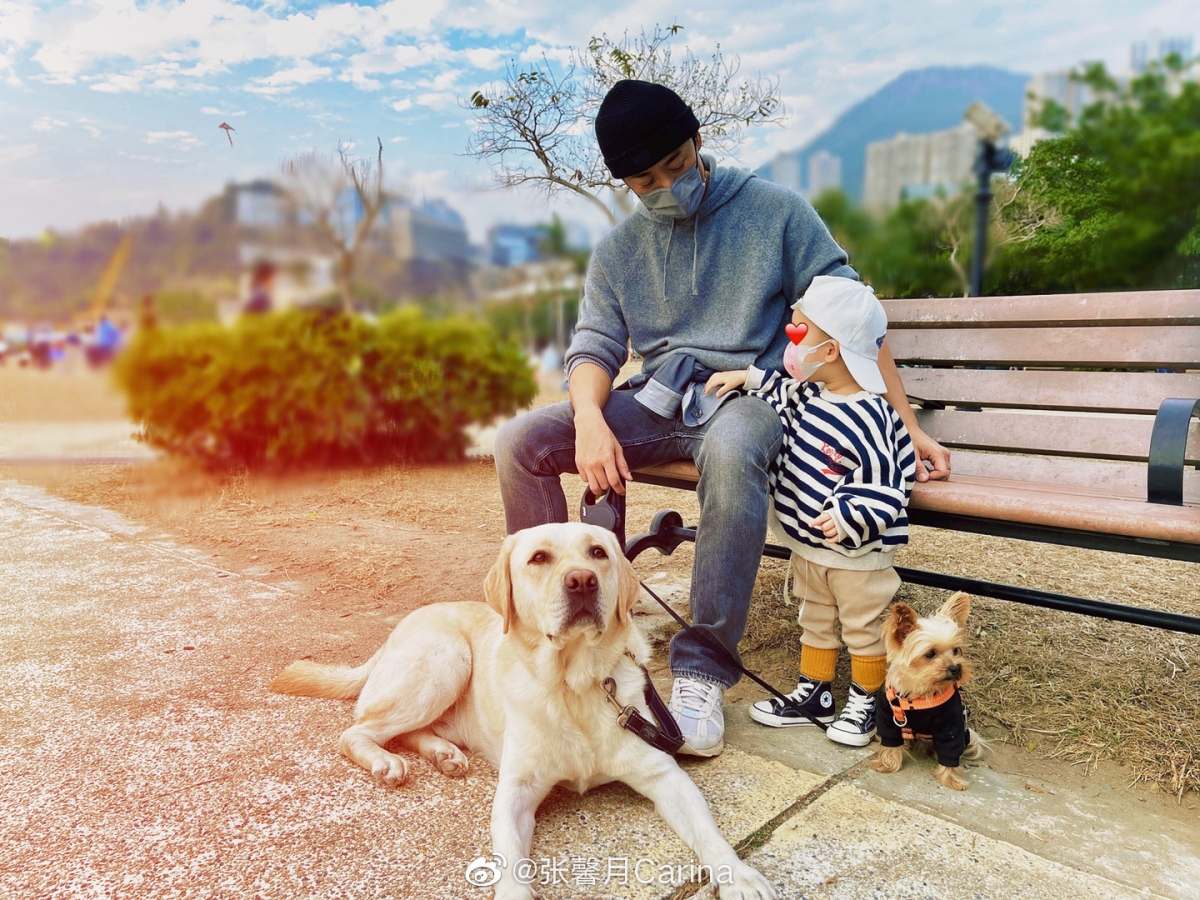 用嘴巴对着他手上的伤痕吹气，这个举动让林峰瞬间融化