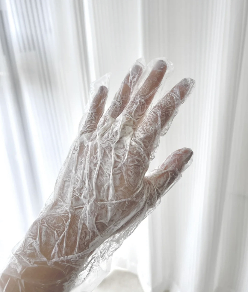 Step 3、自己制作出手部护理必备的手膜!最重要是加入足够的护手霜和精华油,帮助手部补充水分告别干燥脱皮的问题~