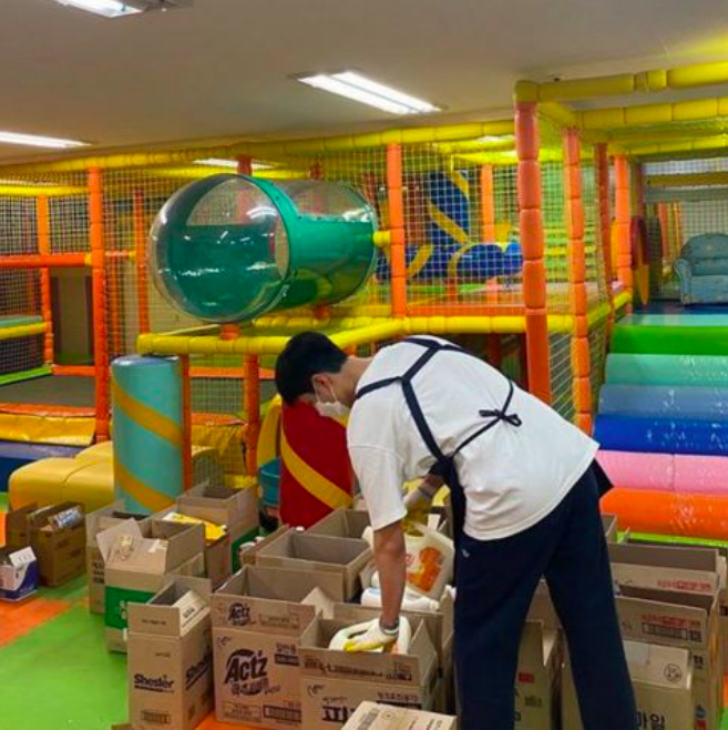 当天朴宝剑也参观了小孩们的宿舍和游戏房,他也很亲切的与大家一起聊天。朴宝剑看着孩子们的眼睛,温柔地听他们说着自己的故事,亲眼看见全过程的育幼院人员都非常感动。