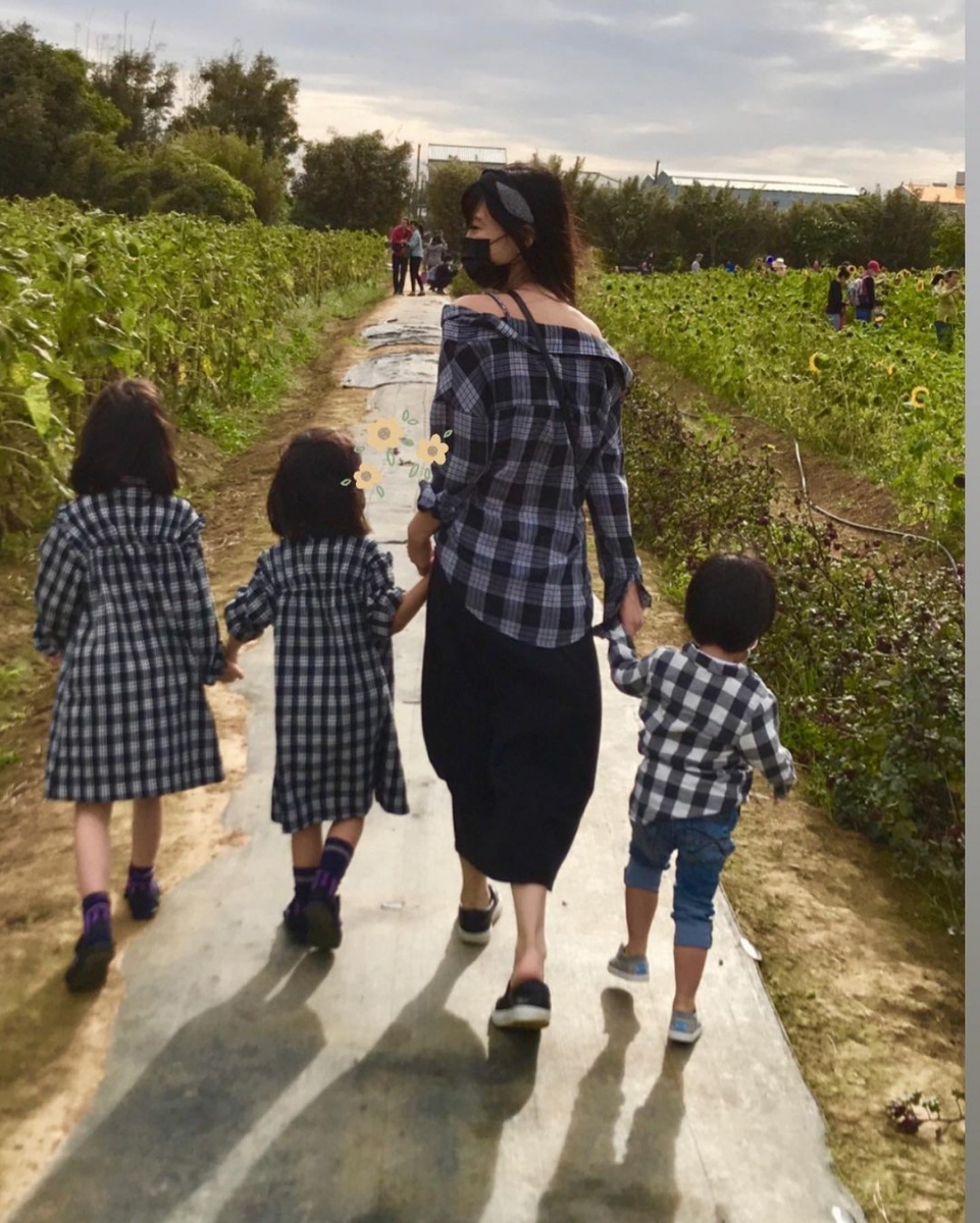 从之前的帖文中,不难发现李静蕾时常独自一人带着孩子,对孩子的事情更是亲力亲为。