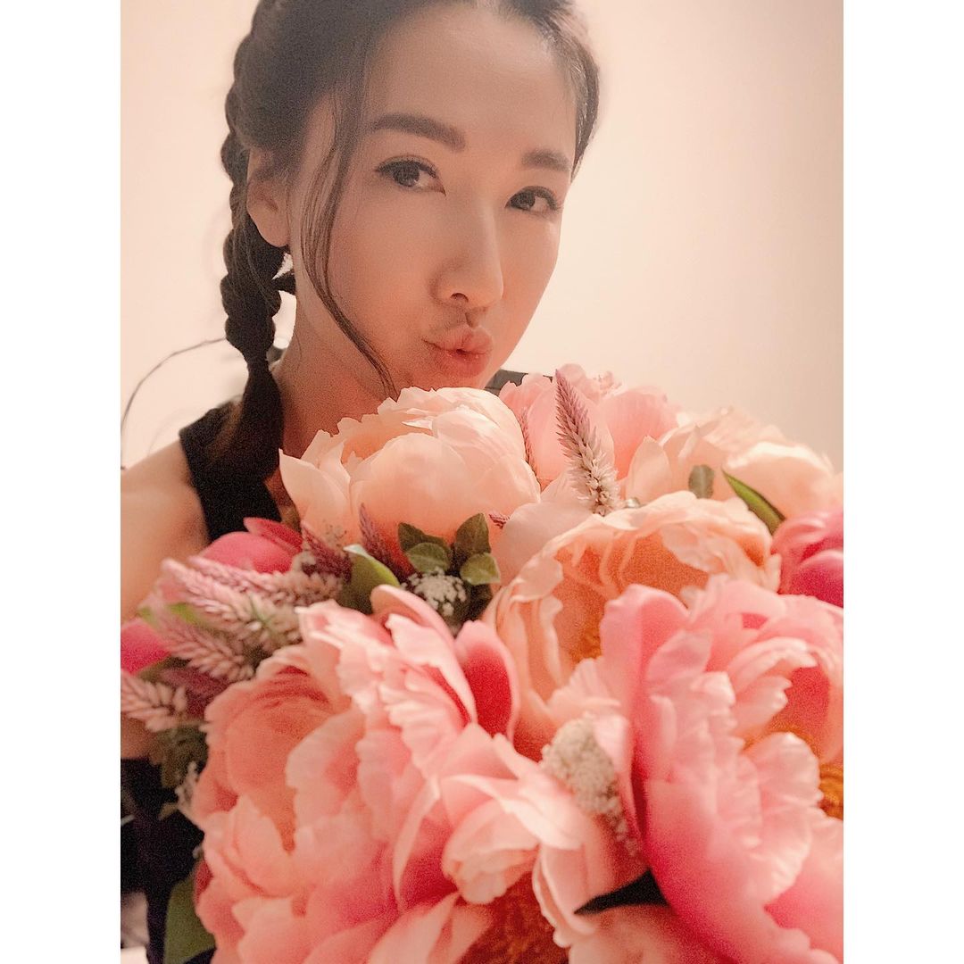 对于未婚夫身份曝光,李施嬅就大方承认Anson就是自己的另一半~