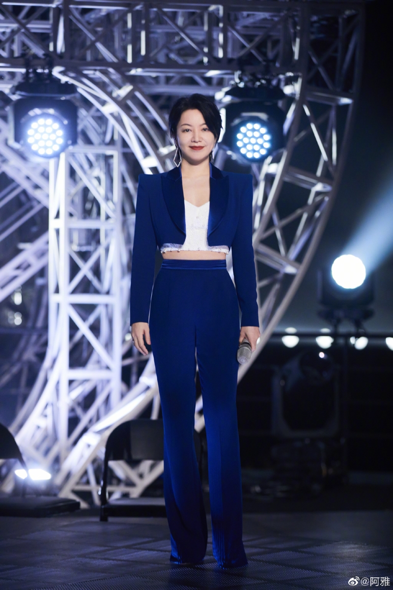 这时候阿雅果断拿起酒杯和大家干杯，让现场气氛活跃起来～