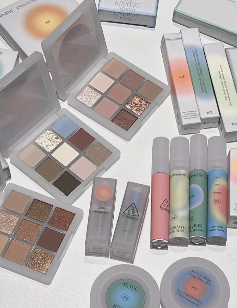 另外两款眼影盘分别是大地色调和灰粉色调，每盘都有哑光和亮片眼影，一盘轻松搞定眼妆！