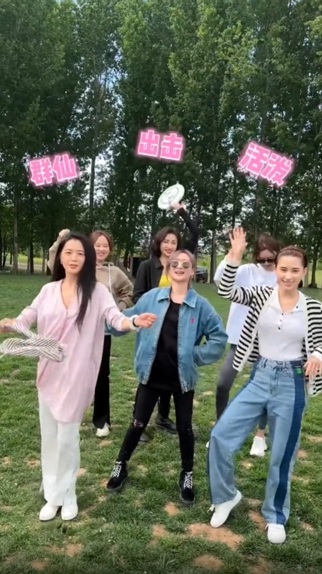 何超莲上载了一段和朋友一起出外游玩的短片,并配文道「和大家一起露营好开心」。