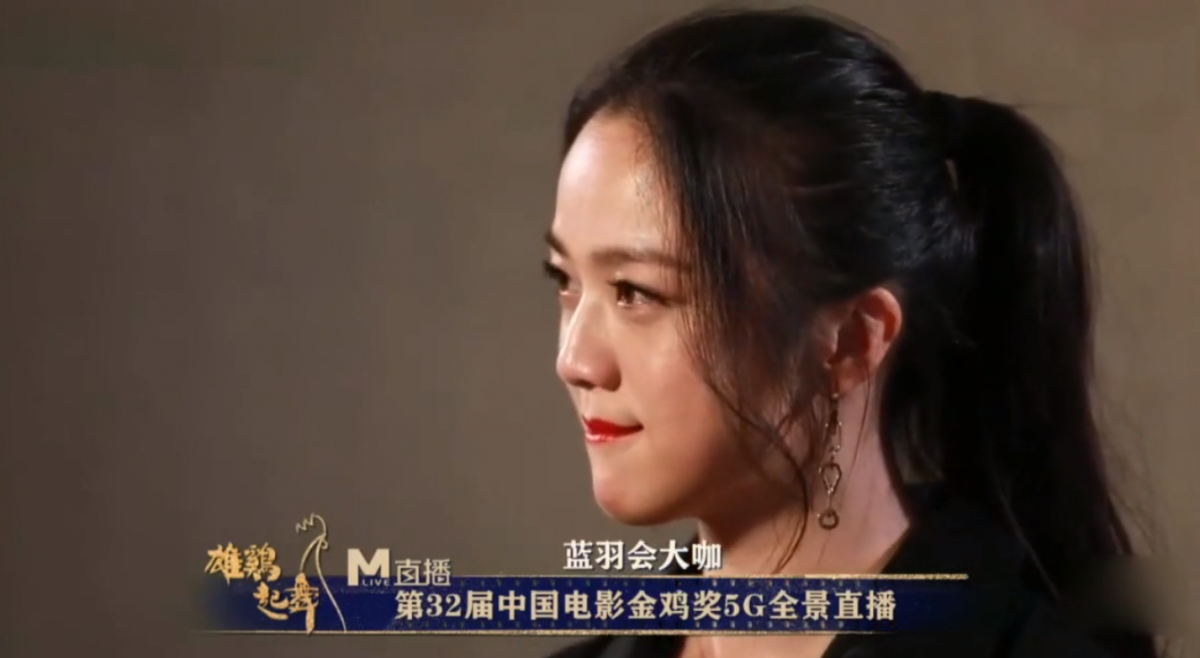 而雷佳音看她哭了还不依不饶地说：「哎呦你这戏挺好，你挺像样呢今天」。