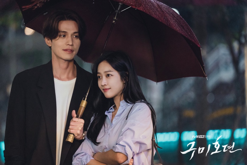 在第一季的结尾虽然两人在一起了,但李砚却卷入了突发的事件当中,被传唤回到了1938年。