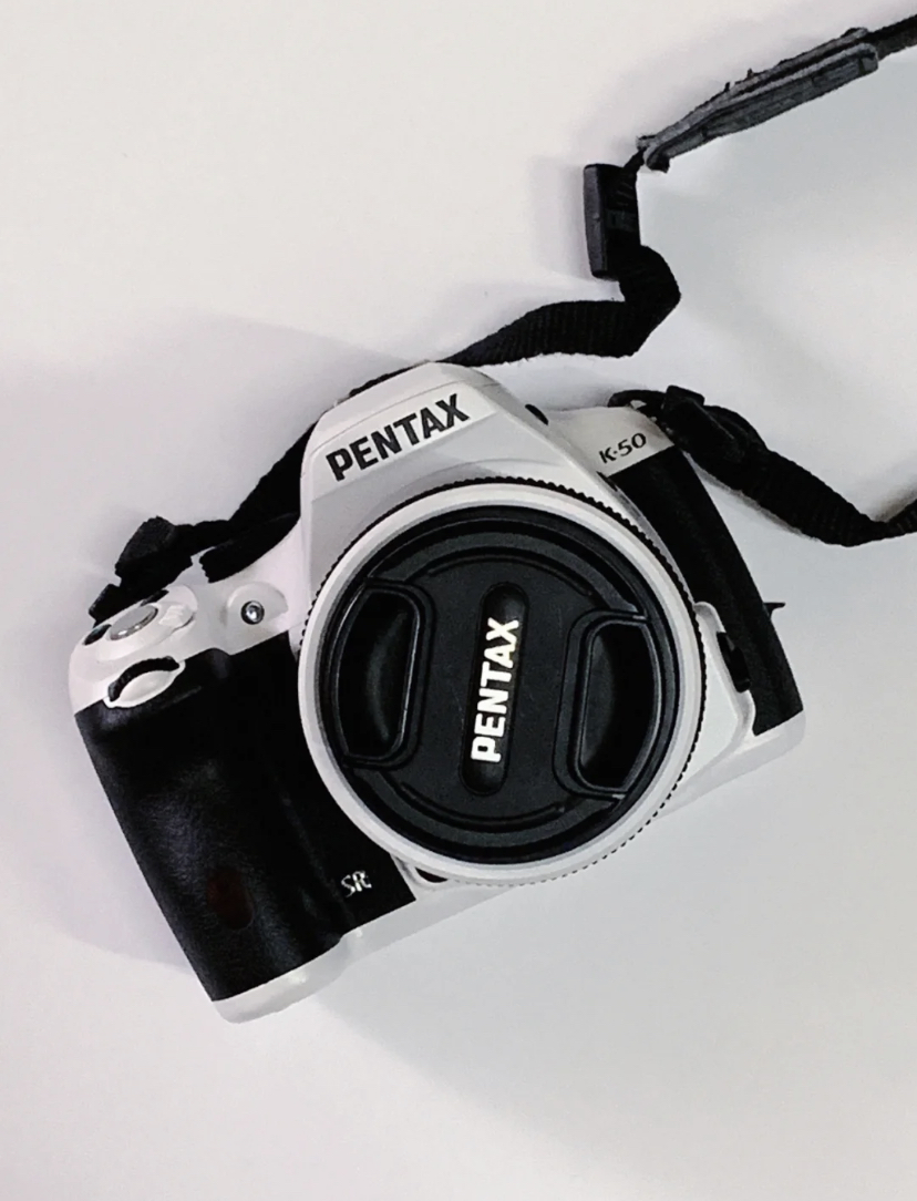 这是一款性价比高适合新手的单反相机,最主要是价格也很亲民哦!