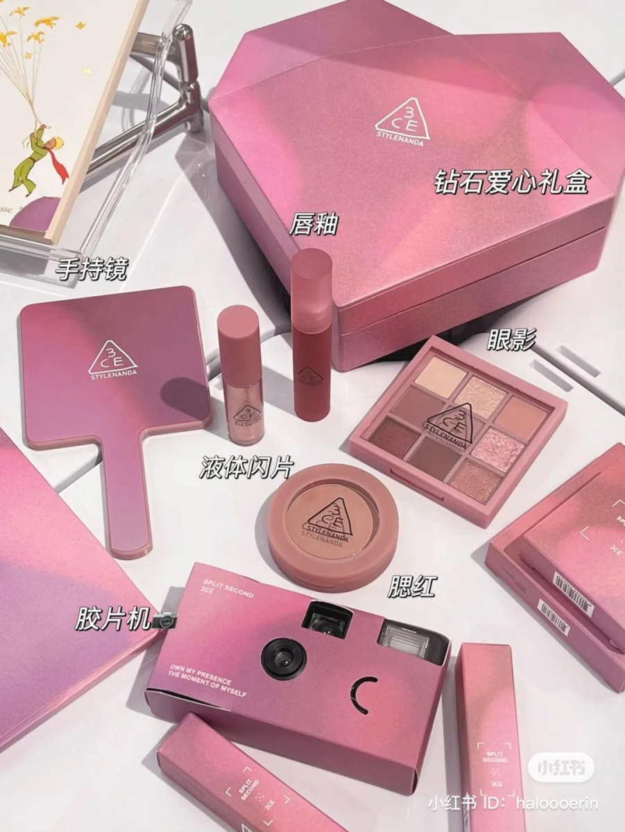 、手持镜等。此外，还可以得到 3CE 送出的彩妆收纳盒以及水壶赠品~这个大礼包绝对会让女生一眼心动