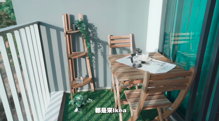 客厅外的露台还铺满了人造草地,在这里可以边独享眺望景色边舒缓解压