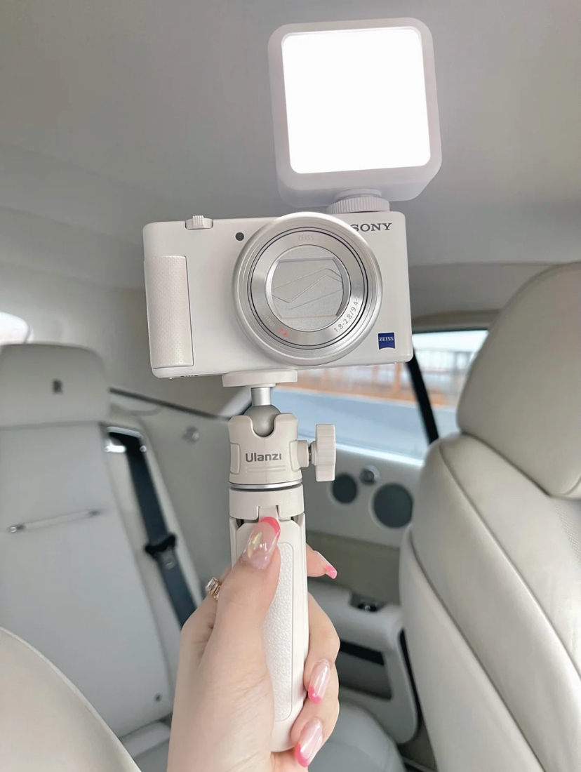 拥有着非常高人气的一款Vlog相机,机身外表小巧又可爱适合女生使用!