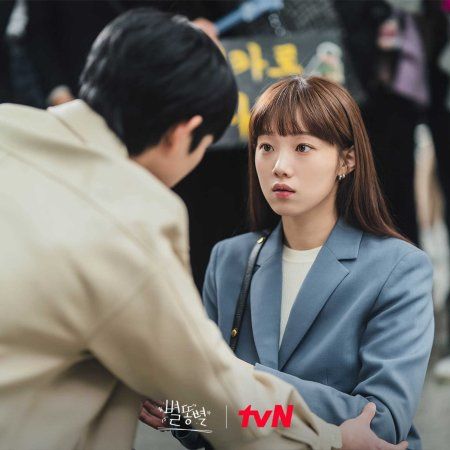 韩国女生真的很喜欢西装外套的穿搭,而且正式的西装外套也可以穿出多种风格。