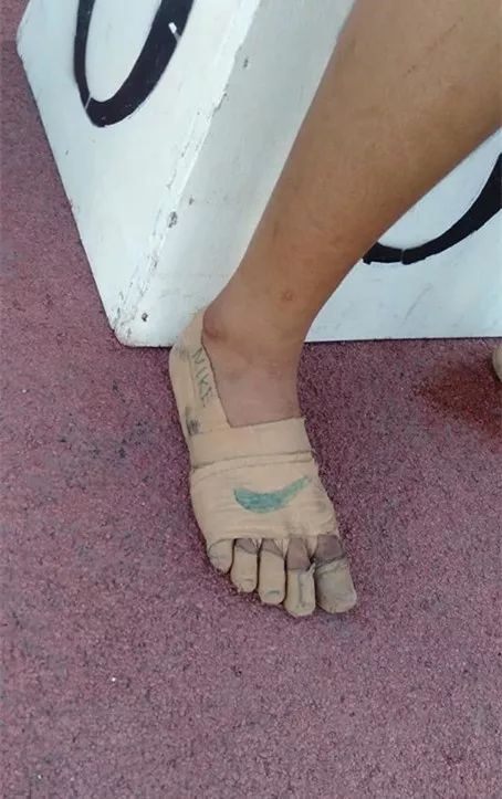 此外，她还在“鞋”上，画了著名运动品牌的标志。