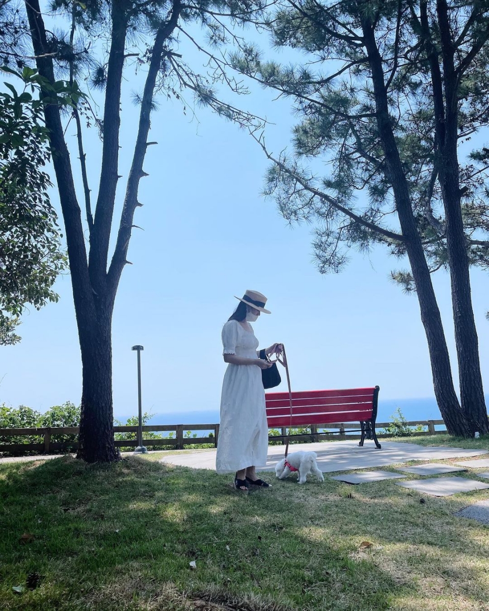 照片中的她身穿宽松的小洋裙