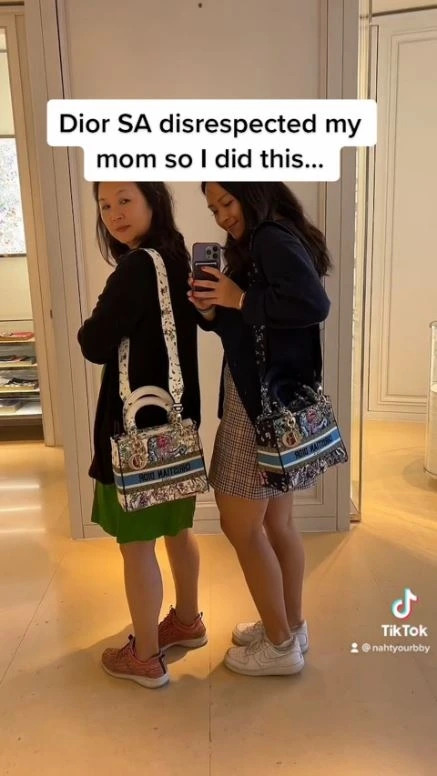 于是便决定在隔天带妈妈回到同一家店进行“报复计划”。