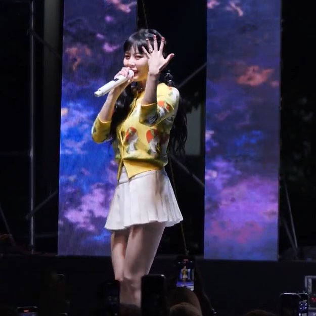 她举起了左手秀出无名指上的戒指