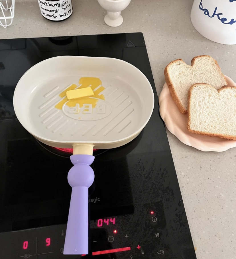 长方形的平底锅真的很少见,尺寸大小也刚刚好足够准备二人食的料理!