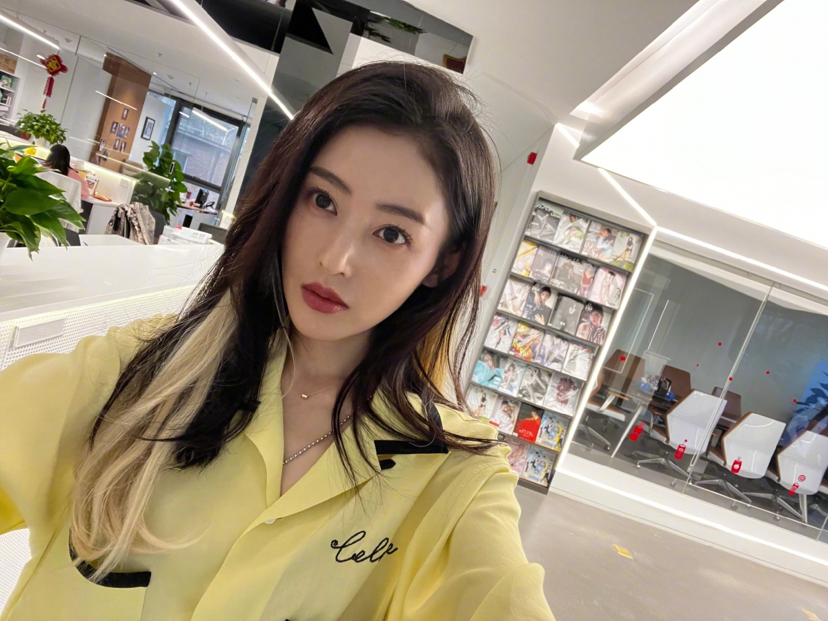 难道情侣关系真的实锤了