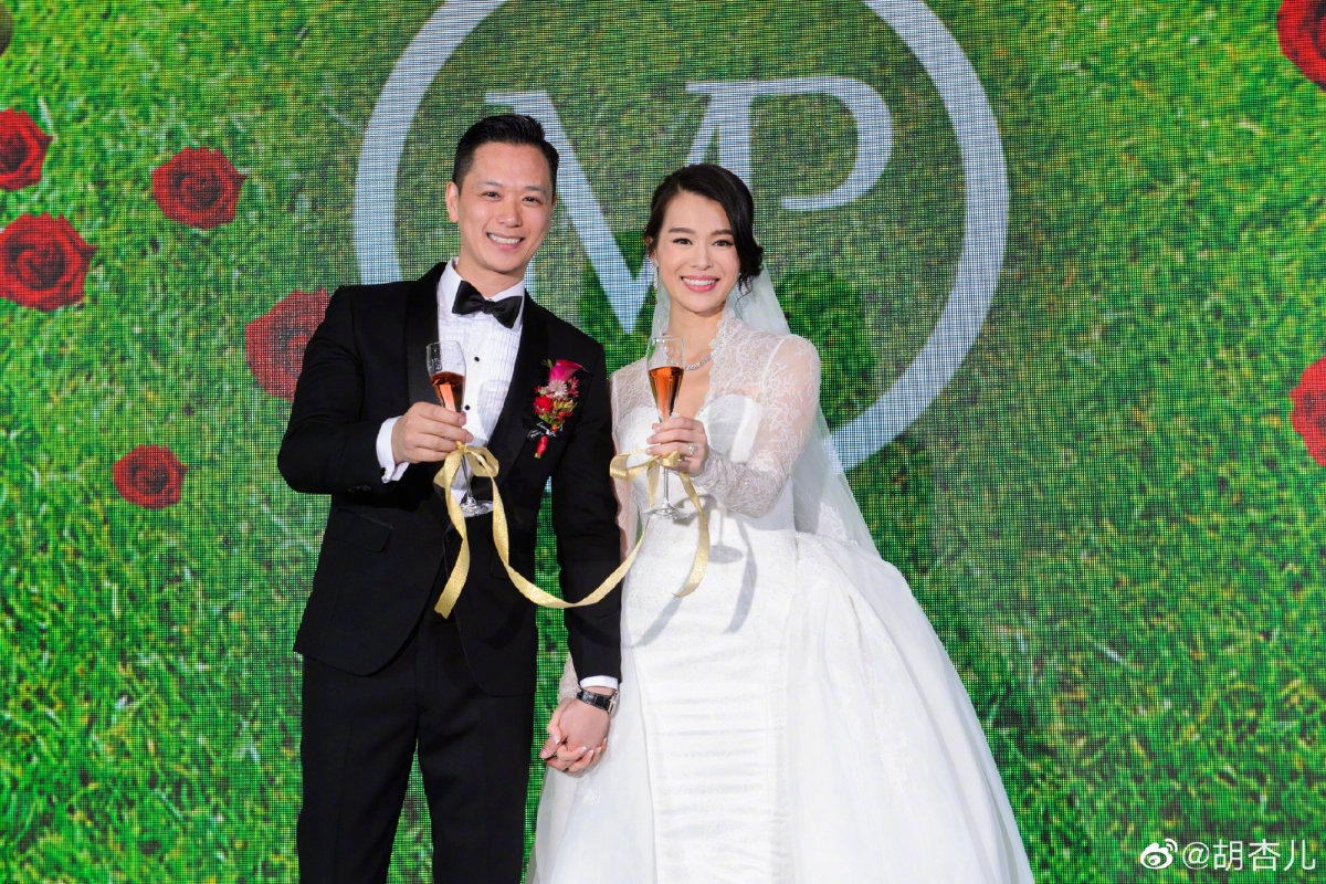 胡杏儿和老公李乘德结婚7年,感情一直都十分恩爱。