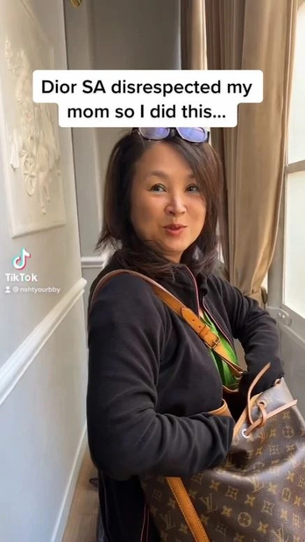 而且妈妈提出想要看某一个包包时,被店员直接拒绝,还当面表示这个包很贵,暗讽她买不起。