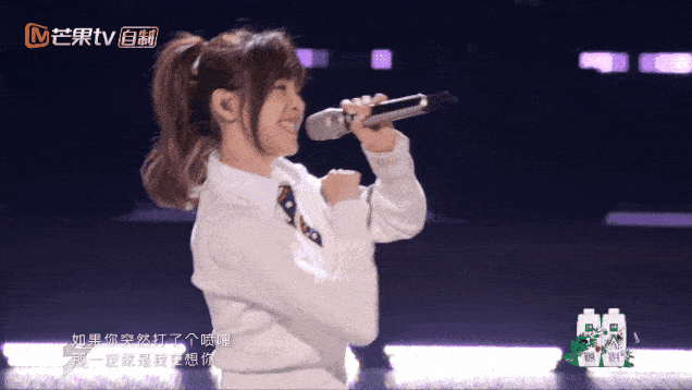 在节目的现场还再度唱起了当年经典歌曲《爱你》