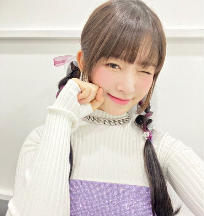 与我们以往认知的举拳嘟嘴扮可爱的姿势稍微有不同